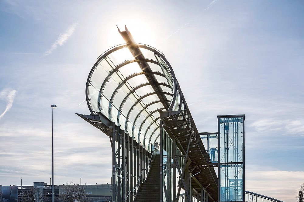 Titelbild Fußgängersteg Flughafen München